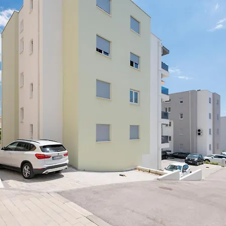 2 Bedroom Cozy In Makarska